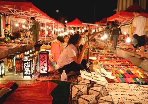 Chợ Đà Lạt và chợ Âm Phủ nằm cạnh hồ Xuân Hương. Đây là nơi bạn có thể tìm thấy các loại mứt, nông sản hay những món đặc sản của thành phố hoa.